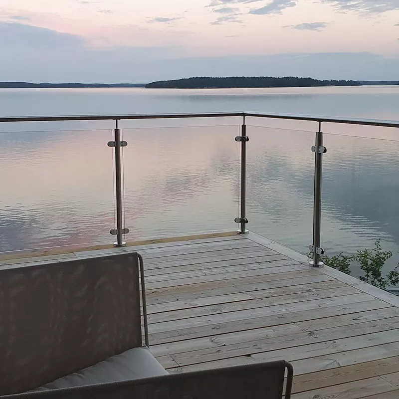 ¿Cómo las barandillas de vidrio mejoran la seguridad y el diseño en los espacios modernos?