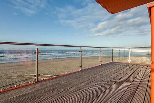 ¿Qué factores se deben considerar antes de instalar barandillas de acero inoxidable?