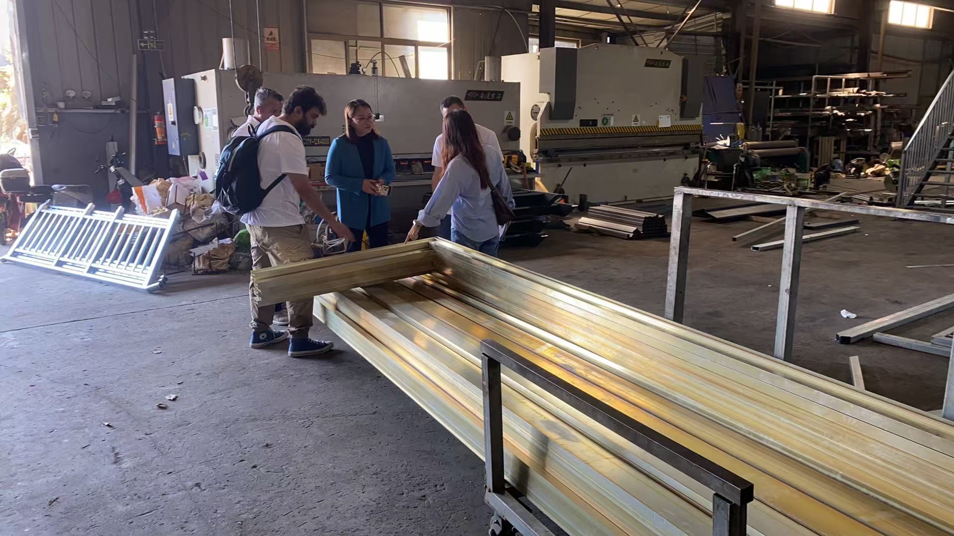 Un cliente de Dubai inspecciona las soluciones de barandillas de acero inoxidable en Vionta Metal