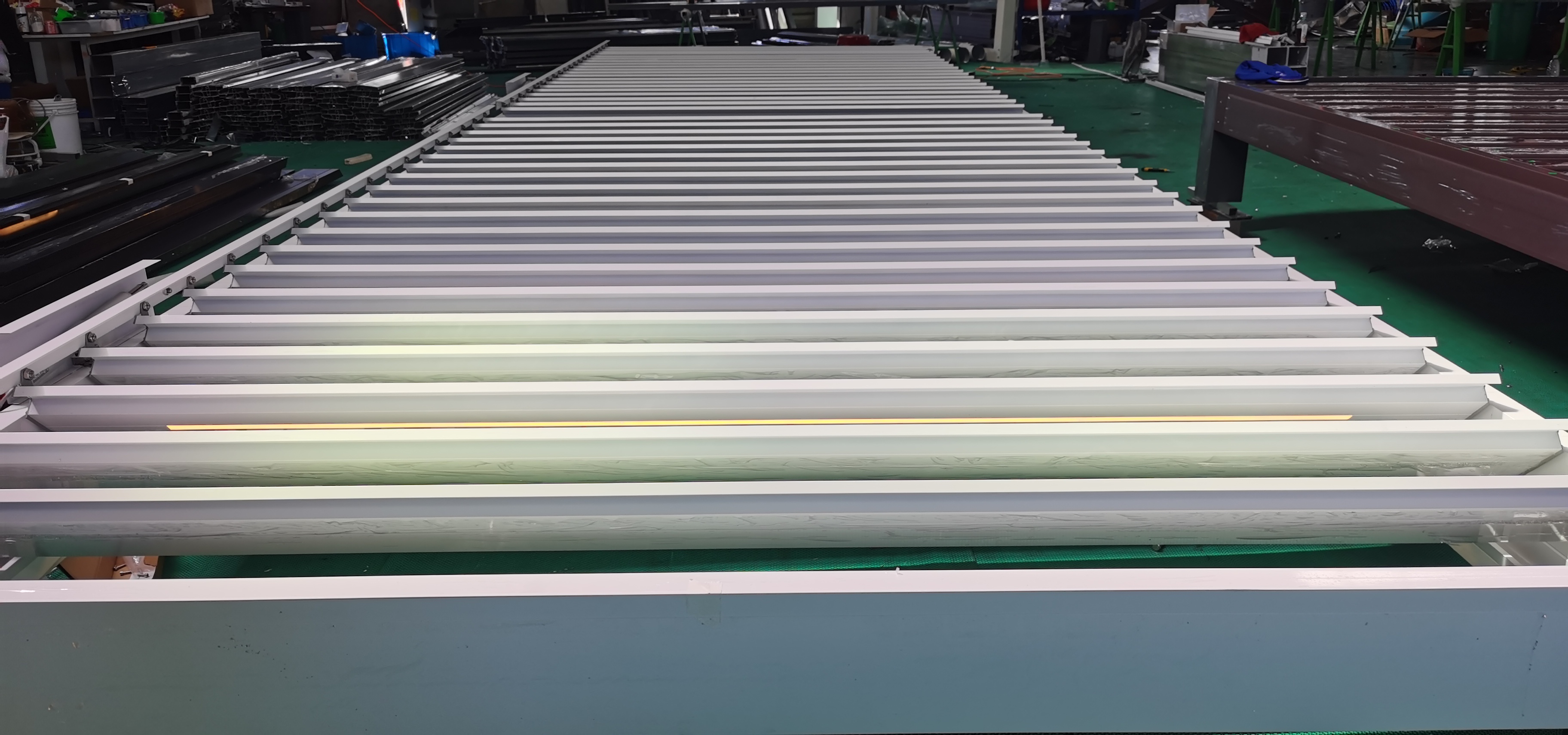 Pérgola eléctrica con persianas de aluminio hecha a medida enviada con éxito a España