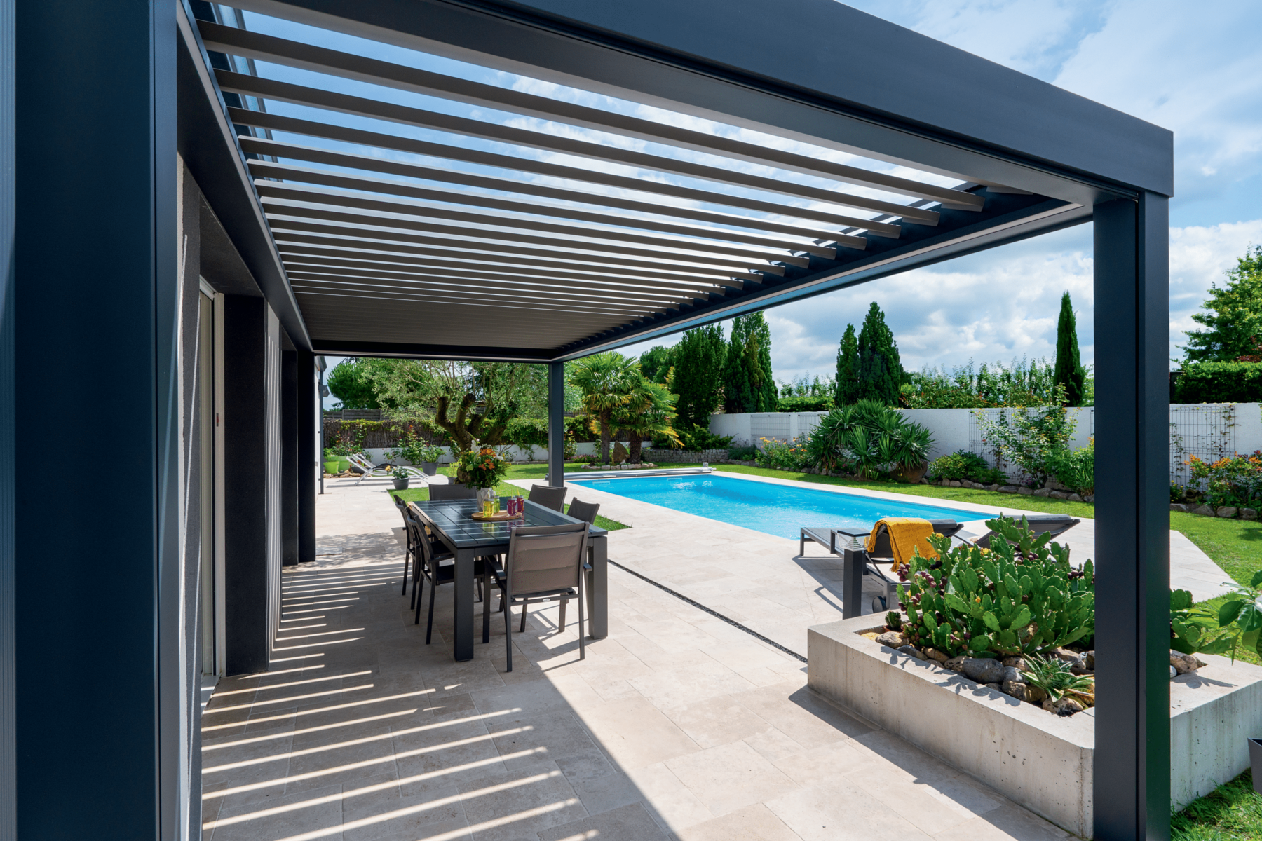 ¿Qué tan impermeable es una pérgola de lamas de aluminio durante una lluvia intensa y cómo se debe probar su capacidad de drenaje?