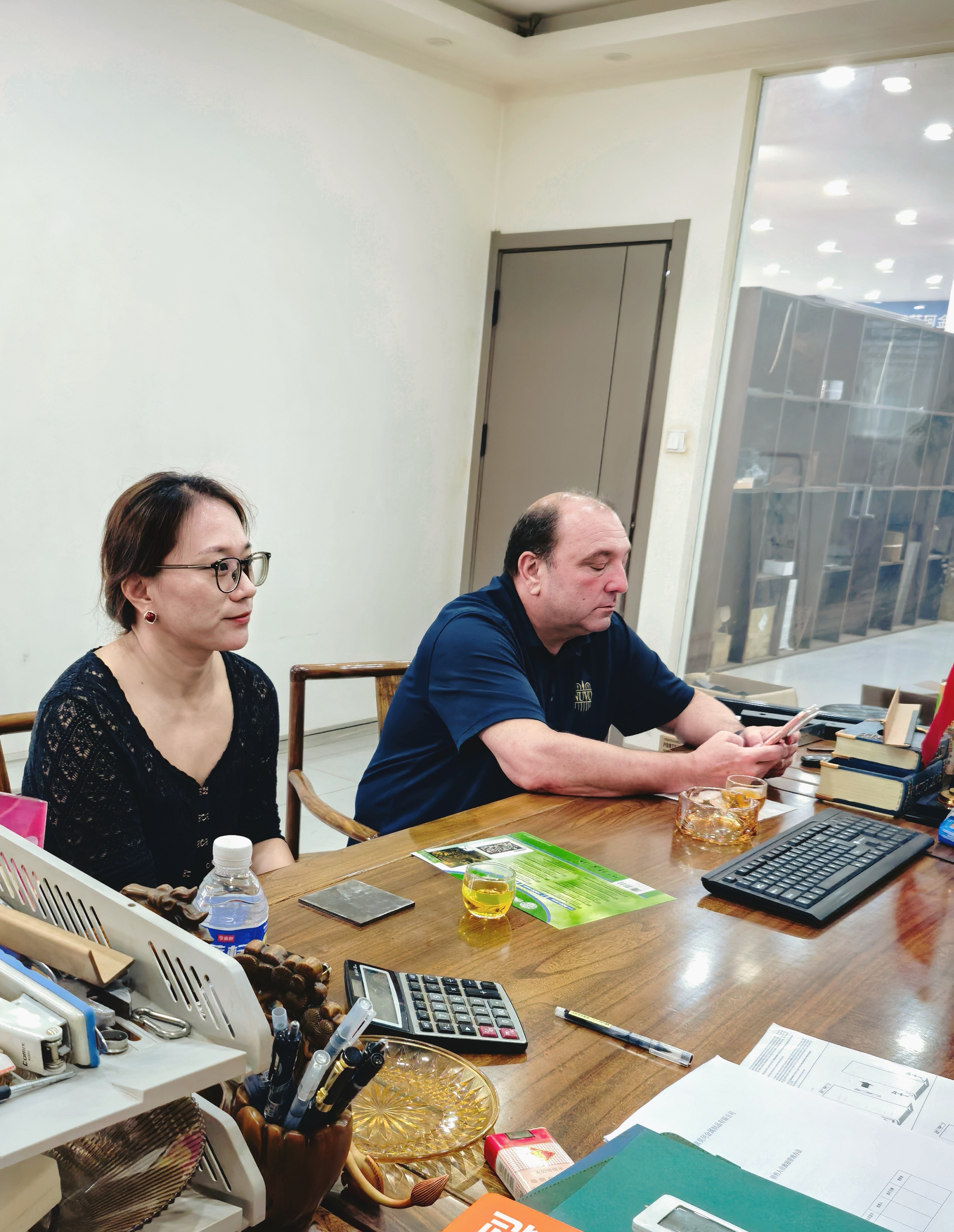 Un cliente canadiense visita Vionta Metal para inspeccionar la producción de pantallas de privacidad