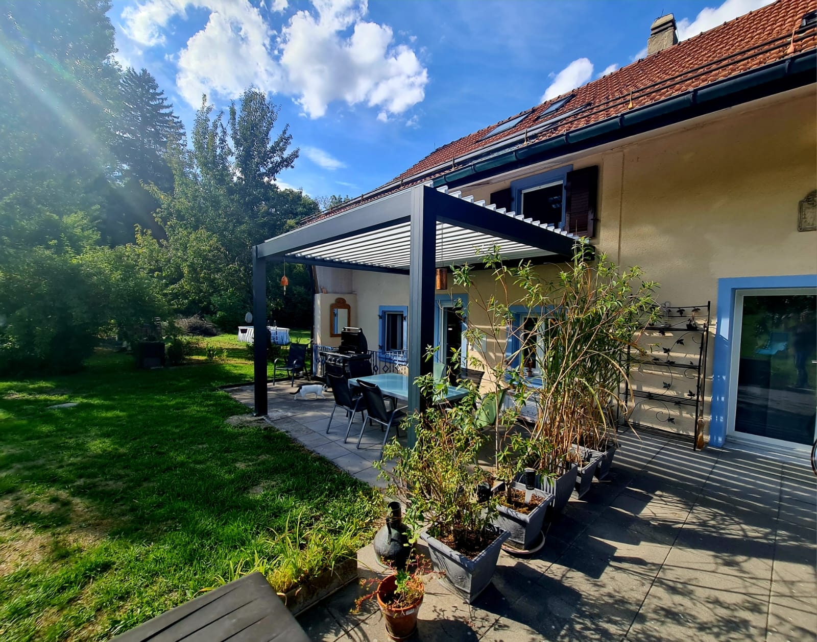 Un cliente suizo completa una pérgola de aluminio resistente de 4 × 3,5 m y comparte una reseña de 5 estrellas