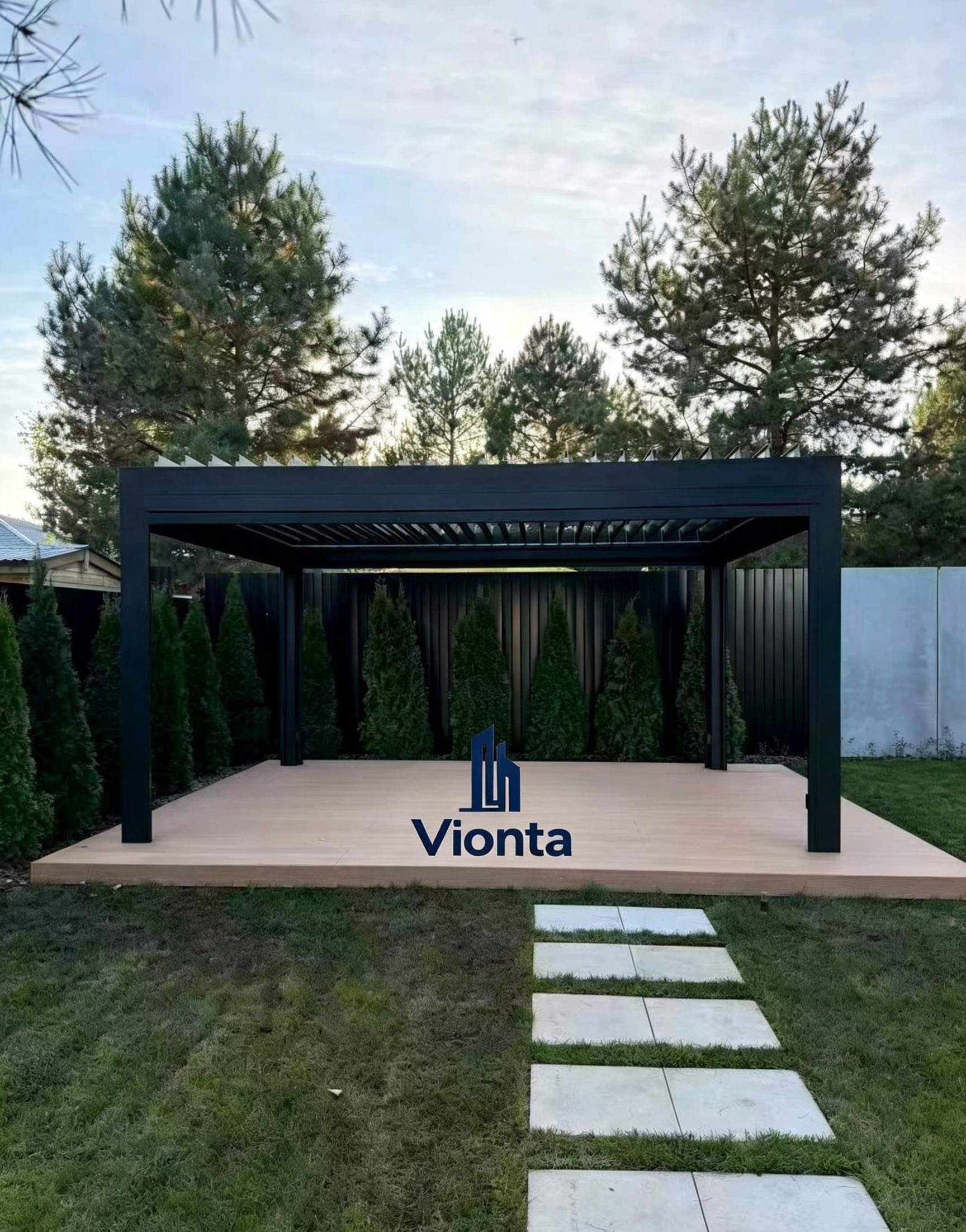Un cliente ruso comparte la instalación de una pérgola de aluminio negro terminada