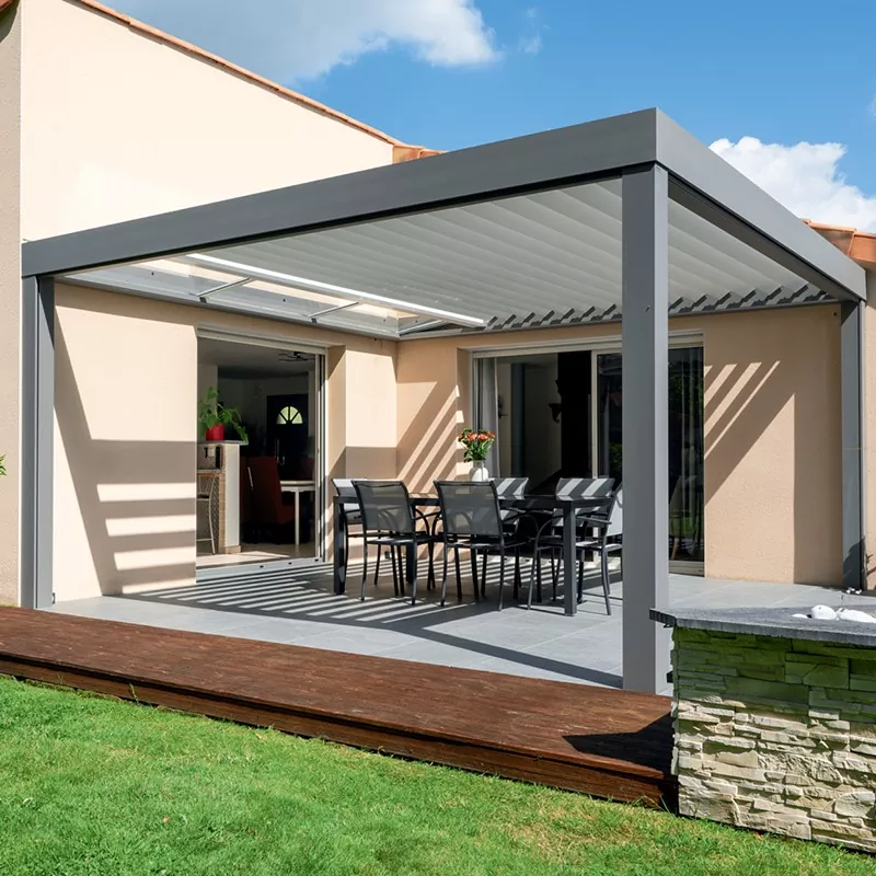 Pérgola con persianas retráctiles